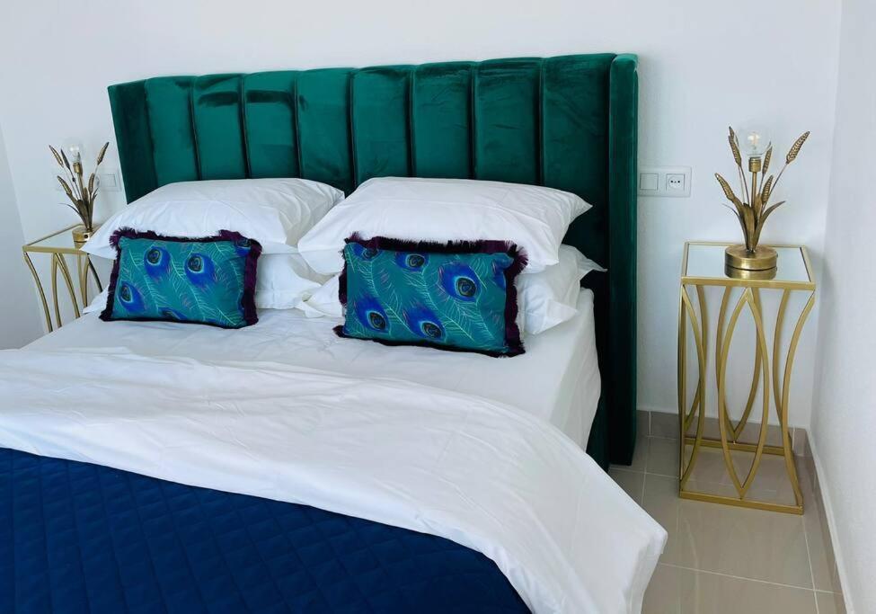 Couples Only, Beautiful 1 Bedroom Apartment In Victoria Building โมฮาการ์ ภายนอก รูปภาพ