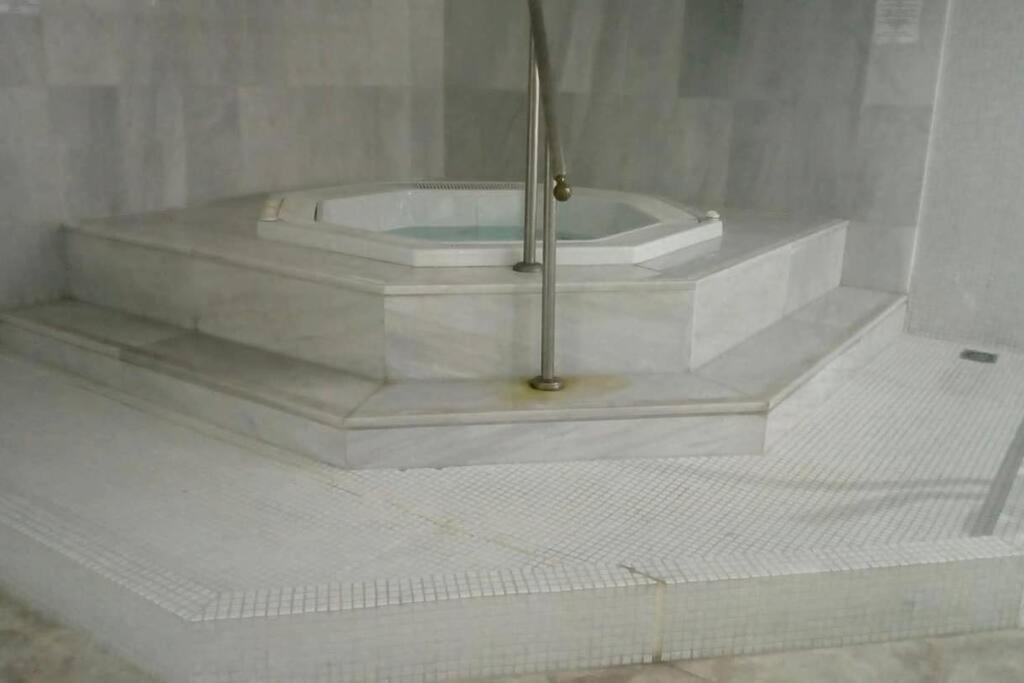 Couples Only, Beautiful 1 Bedroom Apartment In Victoria Building โมฮาการ์ ภายนอก รูปภาพ